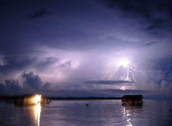 O Relâmpago de Catumbo é um fenômeno atmosférico que ocorre na Venezuela. Ele pode ser visto em até 160 noites do ano, 10 horas por noite e até 280 vezes por hora.