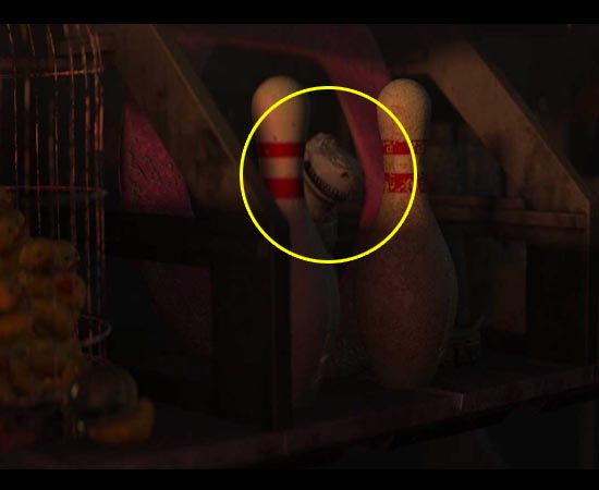 O Rex de Toy Story pode ser visto na casa de Wall-E (2008), atrás de alguns pinos de boliche na estante.