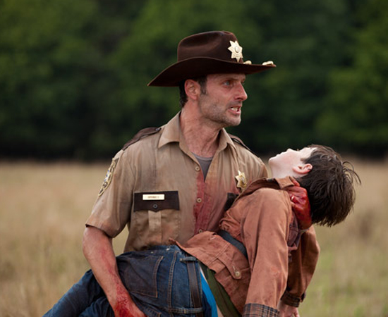 RICK GRIMES (The Walking Dead) - Carl tem sorte de ter um pai tão dedicado. Durante apocalipse zumbi, Rick o salva de muitos perigos, incluindo ordas de zumbis e um tiro acidental. Sofia não teve a mesma sorte...