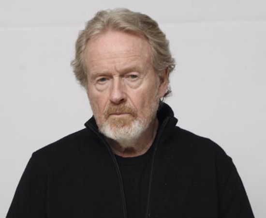 RIDLEY SCOTT - É um produtor e diretor de cinema, nascido em 1937, em South Shields, Inglaterra. Ganhou o prêmio de melhor filme de estreia do Festival de Cannes em 1977, com Os Duelistas. Scott ficou mundialmente conhecido por dirigir Alien, o 8º passageiro, de 1979. Também dirigiu Blade Runner, Thelma e Louise, Gladiador, Hannibal, Cruzada e Robin Hood. RIDLEY SCOTT - É um produtor e diretor de cinema, nascido em 1937, em South Shields, Inglaterra. Ganhou o prêmio de melhor filme de estreia do Festival de Cannes em 1977, com Os Duelistas. Scott ficou mundialmente conhecido por dirigir Alien, o 8º passageiro, de 1979. Também dirigiu Blade Runner, Thelma e Louise, Gladiador, Hannibal, Cruzada e Robin Hood.