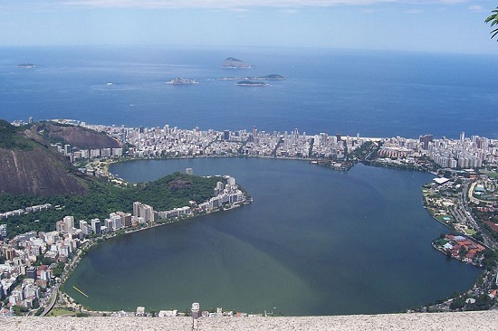 O Brasil também tem representante da lista. O Rio de Janeiro, nosso maior cartão-postal, encanta turistas de todo o mundo por conta do cenário que mistura praia, montanhas e florestas. O Brasil também tem representante da lista. O Rio de Janeiro, nosso maior cartão-postal, encanta turistas de todo o mundo por conta do cenário que mistura praia, montanhas e florestas.