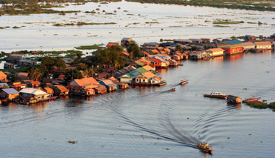 Os rios de lagos da Indo-birmânia abrigam diversas espécies de peixes e tartarugas, incluindo alguns dos maiores peixes de água doce do mundo. No entanto, esses importantes ecossistemas aquáticos estão ameaçados pela destruição das florestas nas planícies aluviais, causada pela expansão do cultivo de arroz. Além disso, os rios foram represados para gerar energia elétrica, o que causou um alargamento dos bancos de areia. Por todos esses motivos, estima-se que apenas 5% da área permaneça preservada.