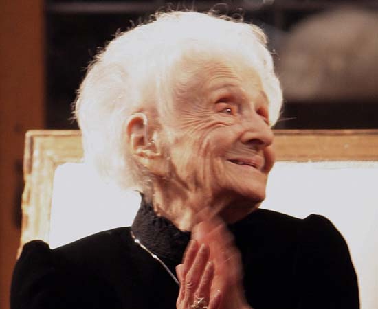 Rita Levi-Montalcini (1909 - presente) - Neurologista italiana que recebeu o Prêmio Nobel de Fisiologia/ Medicina de 1986 pelos seus estudos sobre o sistema nervoso. Rita Levi-Montalcini (1909 - presente) - Neurologista italiana que recebeu o Prêmio Nobel de Fisiologia/ Medicina de 1986 pelos seus estudos sobre o sistema nervoso.