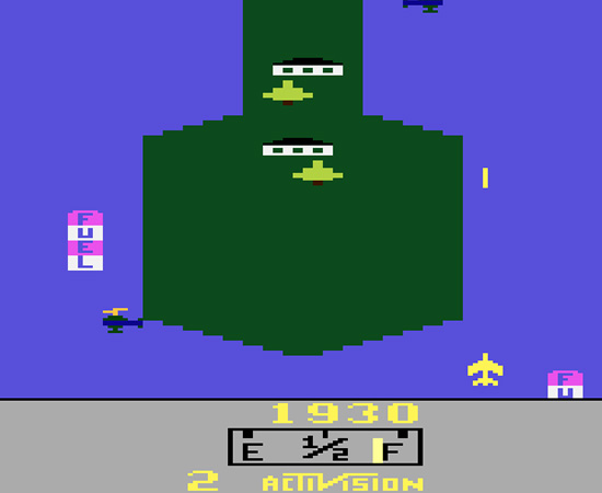 RIVER RAID (1982) - O jogador deve controlar um avião que sobrevoa um rio. Durante o percurso é preciso atirar contra helicópteros, aviões e navios inimigos. Além disso, é preciso ficar de olho no reabastecimento.