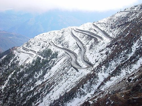 É lógico que estradas que cruzam a maior cordilheira de montanhas do mundo não seriam exatamente seguras. A da foto é no Arunachal Pradesh, estado do nordeste da Índia, uma das lindas, mas perigosas, rodovias do Himalaia.