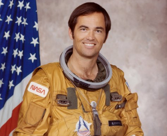ROBERT LAUREL CRIPPEN - Astronauta americano veterano de quatro missões do programa de ônibus espaciais. Fez parte da missão Apollo-Soyuz na década de 1970.