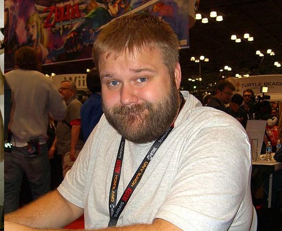 ROBERT KIRKMAN - É um roteirista de histórias em quadrinhos, famoso por The Walking Dead, Invincible, Ultimate X-Men e Zumbis Marvel. Escreveu sua primeira obra em 2000, fez trabalhos para a Image Comics e foi contratado pela Marvel Comics em 2004. Em 2010, tornou-se produtor da série de TV The Walking Dead, adaptando o roteiro da HQ. Leva a nerdice na veia: seu filho se chama Peter Parker. ROBERT KIRKMAN - É um roteirista de histórias em quadrinhos, famoso por The Walking Dead, Invincible, Ultimate X-Men e Zumbis Marvel. Escreveu sua primeira obra em 2000, fez trabalhos para a Image Comics e foi contratado pela Marvel Comics em 2004. Em 2010, tornou-se produtor da série de TV The Walking Dead, adaptando o roteiro da HQ. Leva a nerdice na veia: seu filho se chama Peter Parker.
