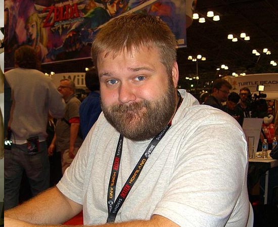 ROBERT KIRKMAN - É um roteirista de histórias em quadrinhos, famoso por The Walking Dead, Invincible, Ultimate X-Men e Zumbis Marvel. Escreveu sua primeira obra em 2000, fez trabalhos para a Image Comics e foi contratado pela Marvel Comics em 2004. Em 2010, tornou-se produtor da série de TV The Walking Dead, adaptando o roteiro da HQ. Leva a nerdice na veia: seu filho se chama Peter Parker.