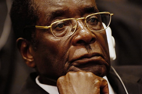 Neste mês Robert Mugabe tomou posse para o sétimo mandato consecutivo como presidente do Zimbabwe. No poder há 33 anos, Mugabe é acusado de genocídio por organismos internacionais. Segundo a Anistia Internacional, Mugabe matou ou torturou 70 mil pessoas em 2002. Com quase 90 anos, é um dos ditadores mais velhos do mundo. Neste mês Robert Mugabe tomou posse para o sétimo mandato consecutivo como presidente do Zimbabwe. No poder há 33 anos, Mugabe é acusado de genocídio por organismos internacionais. Segundo a Anistia Internacional, Mugabe matou ou torturou 70 mil pessoas em 2002. Com quase 90 anos, é um dos ditadores mais velhos do mundo.