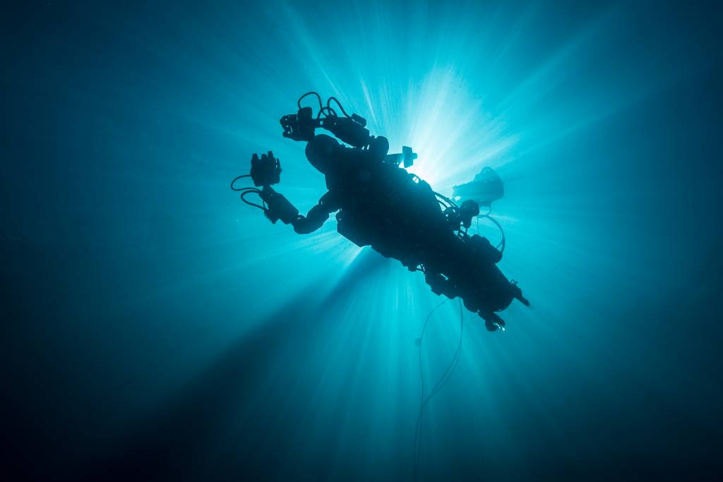 Robô-sereia encontra vaso do século 17 no fundo do mar