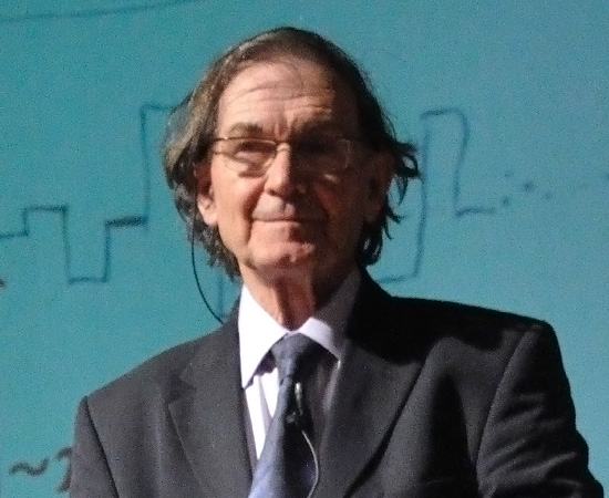 ROGER PENROSE (1931) - Físico e matemático inglês, e professor emérito da Universidade de Oxford. Ficou famoso por seus estudos relacionados à Física Quântica. ROGER PENROSE (1931) - Físico e matemático inglês, e professor emérito da Universidade de Oxford. Ficou famoso por seus estudos relacionados à Física Quântica.
