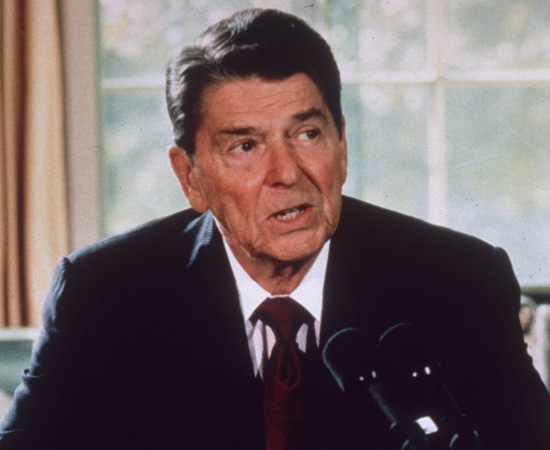 De Volta Para o Futuro foi citado em um discurso do presidente americano Ronald Reagan. Ele disse: Nunca houve uma época melhor para se viver - um momento de vibrantes maravilhas e feitos heroicos. Como foi dito no filme De Volta Para o Futuro, para onde nós vamos, não precisamos de estradas. De Volta Para o Futuro foi citado em um discurso do presidente americano Ronald Reagan. Ele disse: Nunca houve uma época melhor para se viver - um momento de vibrantes maravilhas e feitos heroicos. Como foi dito no filme De Volta Para o Futuro, para onde nós vamos, não precisamos de estradas.