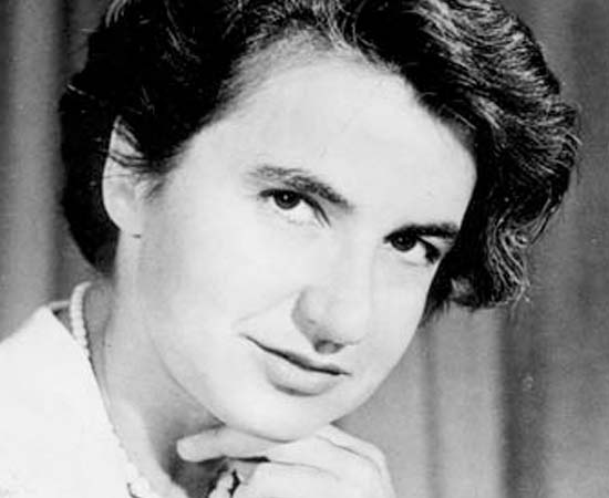 Rosalind Franklin (1920 - 1958) - Biofísica britânica que foi pioneira em pesquisas de biologia molecular. Ficou conhecida por seu trabalho sobre a difração dos Raios-X; descobriu o formato helicoidal do DNA. Rosalind Franklin (1920 - 1958) - Biofísica britânica que foi pioneira em pesquisas de biologia molecular. Ficou conhecida por seu trabalho sobre a difração dos Raios-X; descobriu o formato helicoidal do DNA.
