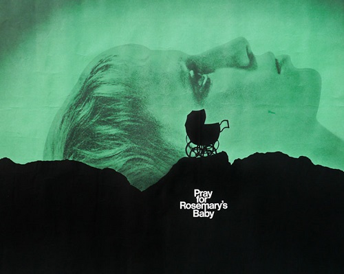 <i>O bebê de Rosemary</i>, lançado em 1968, tem muitos motivos para ser um filme assustador, mas a fama de amaldiçoado veio mesmo da tragédia que aconteceu um ano depois, na casa do diretor Roman Polanski. A mulher dele, que estava grávida, foi assassinada, junto com mais quatro pessoas. Os assassinos eram seguidores de Charles Manson.