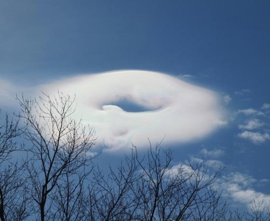 Esta nuvem com formato de donut foi fotografada em Indiana, nos EUA. Esta nuvem com formato de donut foi fotografada em Indiana, nos EUA.