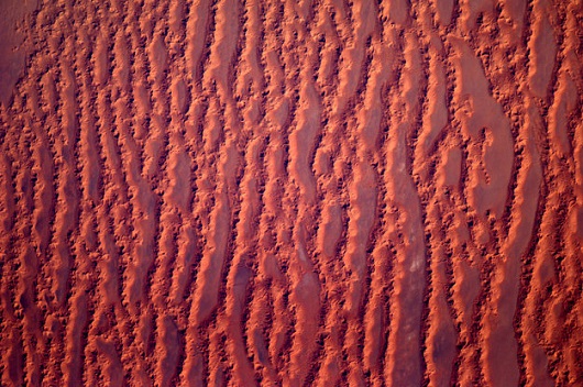 A imagem mostra as dunas do deserto do Saara, em algum ponto da África. A foto foi tirada pelo astronauta Andre Kuipers, da Estação Espacial Internacional.