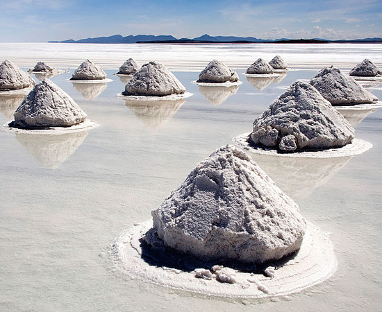 Uma das maravilhas naturais mais fantásticas do mundo está bem perto do Brasil. Trata-se do Salar de Unyuni, a maior planície salgada do planeta, que se localiza no sudoeste da Bolívia. O sal apareceu há cerca de 40 mil anos, quando um lago pré-histórico secou.