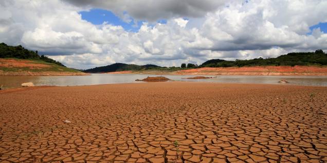 O ano continou difícil para os moradores de São Paulo por causa da <a href="https://super.abril.com.br/crise-agua/" target="_blank">crise da água</a>. O sistema Cantareira (foto), coração do principal manancial paulista, nunca esteve tão mal - apesar da leve melhrora dos últimos meses de 2015. O ano continou difícil para os moradores de São Paulo por causa da <a href="https://super.abril.com.br/crise-agua/" target="_blank">crise da água</a>. O sistema Cantareira (foto), coração do principal manancial paulista, nunca esteve tão mal - apesar da leve melhrora dos últimos meses de 2015.