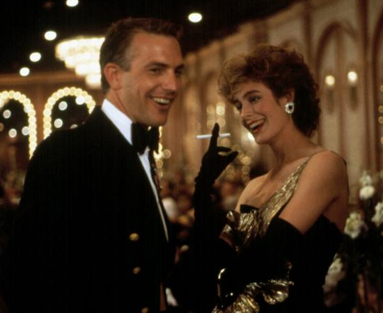 Sem saída (Roger Donaldson, 1987) - O militar Tom passa a ser o principal suspeito do assassinato de uma femme fatale (sempre elas). Acontece que ela também era amante do Secretário de Defesa David Brice, que foi quem provavelmente a matou. Enquanto Tom tenta provar sua inocência, descobrimos mais detalhes sobre o crime - até o final surpreendente. Sem saída (Roger Donaldson, 1987) - O militar Tom passa a ser o principal suspeito do assassinato de uma femme fatale (sempre elas). Acontece que ela também era amante do Secretário de Defesa David Brice, que foi quem provavelmente a matou. Enquanto Tom tenta provar sua inocência, descobrimos mais detalhes sobre o crime - até o final surpreendente.
