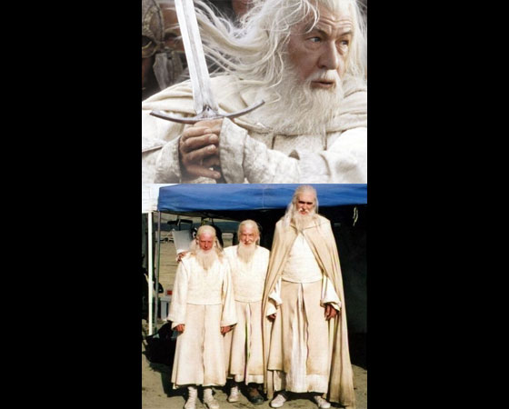 O Senhor dos Anéis: O Retorno do Rei (2003) - Aqui, Sir Ian McKellen posa com seus dois dublês de cena. Todas os momentos do filme em que o personagem Gandalf cavalga foram feitos provavelmente por um dos dois, já que Ian não gosta muito de cavalos. O Senhor dos Anéis: O Retorno do Rei (2003) - Aqui, Sir Ian McKellen posa com seus dois dublês de cena. Todas os momentos do filme em que o personagem Gandalf cavalga foram feitos provavelmente por um dos dois, já que Ian não gosta muito de cavalos.