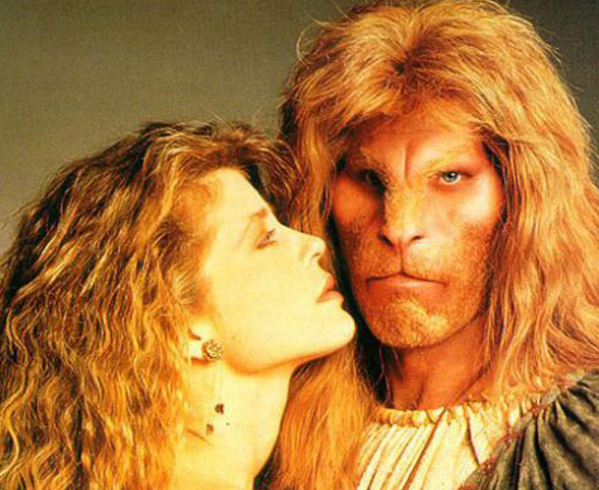 A Bela e a Fera (1987) é uma série de TV que conta a história de uma mulher que se apaixona por uma criatura que mora em túneis sob da cidade de Nova Iorque. A Bela e a Fera (1987) é uma série de TV que conta a história de uma mulher que se apaixona por uma criatura que mora em túneis sob da cidade de Nova Iorque.