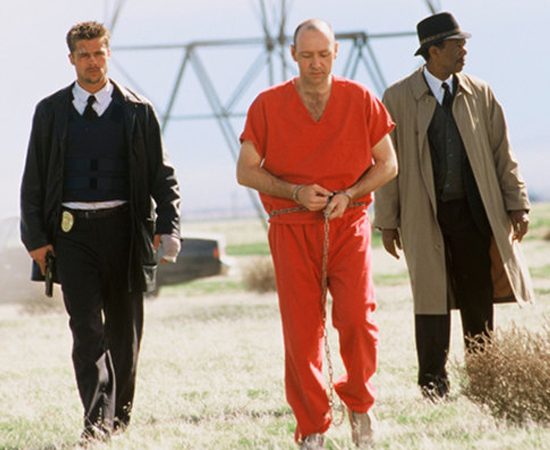 Se7en (David Fincher, 1995) - Um serial killer que orquestra seus crimes baseado nos sete pecados capitais desafia a inteligência dos dois detetives que investigam o caso. Quando um deles começa a trazer para dentro de casa suas frustrações com o trabalho, começa a se desenhar um final trágico e perturbador (apesar de ser bem menos explícito do que outras cenas do filme). Clique em Leia Mais para desvendar o mistério. Se7en (David Fincher, 1995) - Um serial killer que orquestra seus crimes baseado nos sete pecados capitais desafia a inteligência dos dois detetives que investigam o caso. Quando um deles começa a trazer para dentro de casa suas frustrações com o trabalho, começa a se desenhar um final trágico e perturbador (apesar de ser bem menos explícito do que outras cenas do filme). Clique em Leia Mais para desvendar o mistério.