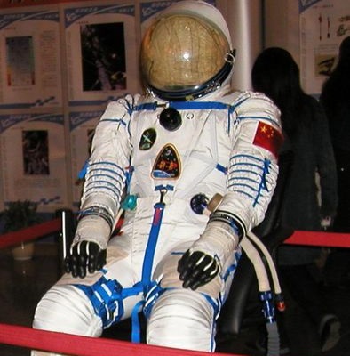 Nem só de russos e norte-americanos vive o espaço. O programa espacial chinês é um dos que mais crescem no mundo, com direito a missão tripulada e caminhada espacial, claro. Um dos trajes desenvolvidos para os desbravadores do espaço chineses é o Shenzhou, usado durante a missão Shenzhou 5, em 2003. Nem só de russos e norte-americanos vive o espaço. O programa espacial chinês é um dos que mais crescem no mundo, com direito a missão tripulada e caminhada espacial, claro. Um dos trajes desenvolvidos para os desbravadores do espaço chineses é o Shenzhou, usado durante a missão Shenzhou 5, em 2003.