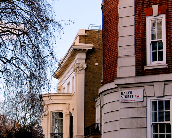 A esquina da famosa Baker Street com a Allsop Place. Lugar serve de cenário para a mini-série Sherlock, da BBC.