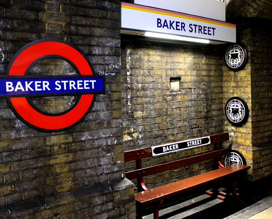 O interior da estação de metrô Baker Street é cheio de pequenos detalhes decorativos que celebram a associação do personagem com o lugar.
