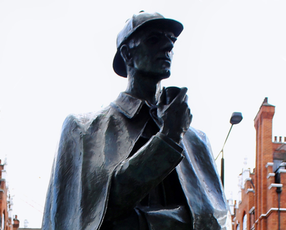 A capital da Inglaterra respira Sherlock Holmes e vai além do personagem do livro. Algumas ruas são cenários de várias passagens e histórias, há um museu exclusivo dedicado a ele, exposições sobre o tema no museu da cidade, e até um pub com o nome do famoso personagem, que, além de servir cervejas e belos pratos, contém, em seu andar superior, obras sobre o detetive. Na foto, a estátua de Sherlock Holmes na entrada da estação Baker Street