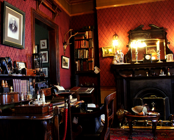 Recriação do quarto de Sherlock Holmes, baseado nos livros da série.
