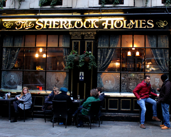 O Pub Sherlock Holmes fica na Northumberland Street, em Westminster.