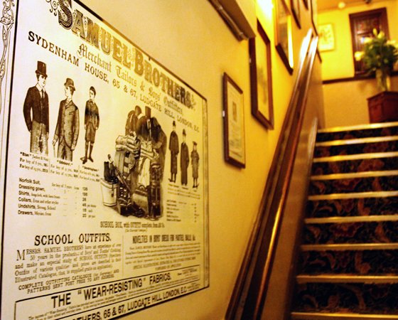 Pub Sherlock Holmes: entrada do Museu que há dentro do bar.