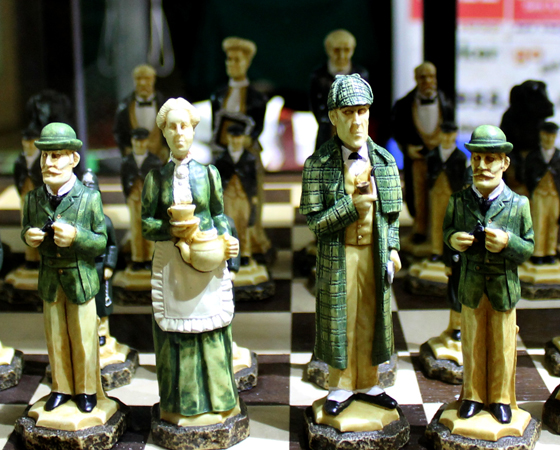 Peças de xadrez com personagens do Sherlock Holmes vendidos na Baker Street.