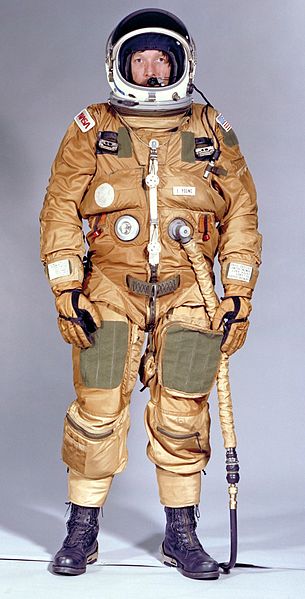 Esse é outro traje espacial da NASA que foi desenvolvido a partir de modelos militares. Era usado somente durante o lançamento e a volta para casa. Além dos equipamentos tradicionais, esse traje incluia até mesmo um paraquedas.