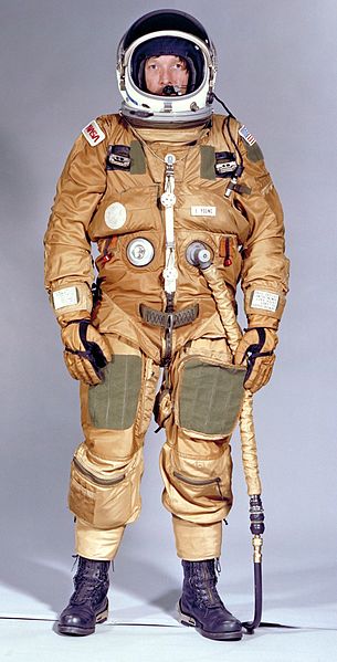 Esse é outro traje espacial da NASA que foi desenvolvido a partir de modelos militares. Era usado somente durante o lançamento e a volta para casa. Além dos equipamentos tradicionais, esse traje incluia até mesmo um paraquedas. Esse é outro traje espacial da NASA que foi desenvolvido a partir de modelos militares. Era usado somente durante o lançamento e a volta para casa. Além dos equipamentos tradicionais, esse traje incluia até mesmo um paraquedas.