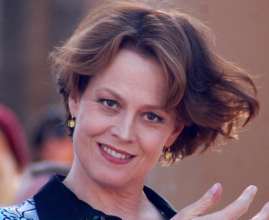 DESFECHO - O roteiro de Alien 5 já foi escrito por Joss Whedon (roteirista de Alien: Resurrection). No entanto, a atriz Sigourney Weaver, que interpretava a protagonista dos filmes, não está interessada na produção. DESFECHO - O roteiro de Alien 5 já foi escrito por Joss Whedon (roteirista de Alien: Resurrection). No entanto, a atriz Sigourney Weaver, que interpretava a protagonista dos filmes, não está interessada na produção.
