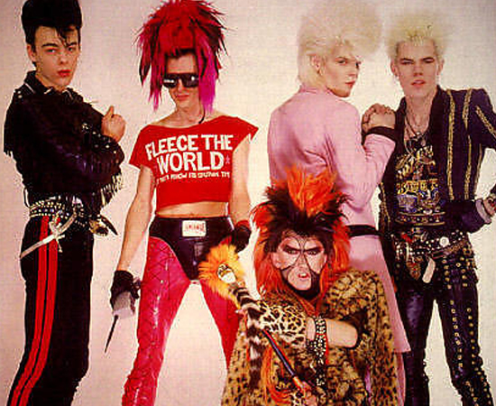 A banda Sigue Sigue Sputnik fazia mais sucesso aqui que em seu país de origem, a Inglaterra. A banda Sigue Sigue Sputnik fazia mais sucesso aqui que em seu país de origem, a Inglaterra.