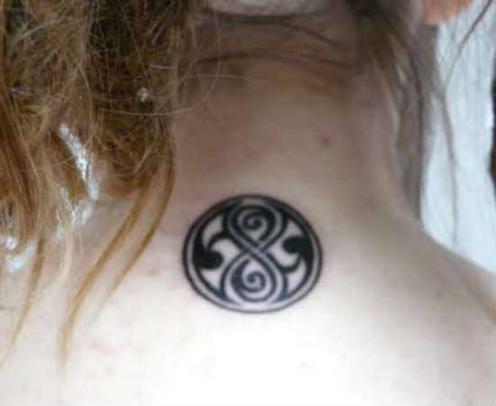 Um jeito bonito e delicado de mostrar seu amor por Doctor Who: tatuando o símbolo dos Time Lords