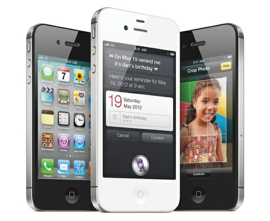 Quando o iPhone 4S foi lançado, em 4 de outubro de 2011, a Apple liberou o iOS 5.0. As maiores novidades foram: a assistente virtual Siri, uma central de notificações, sincronia com iTunes via Wi-Fi , o iCloud (um serviço de armazenamento de dados) e o aplicativo de Banca.