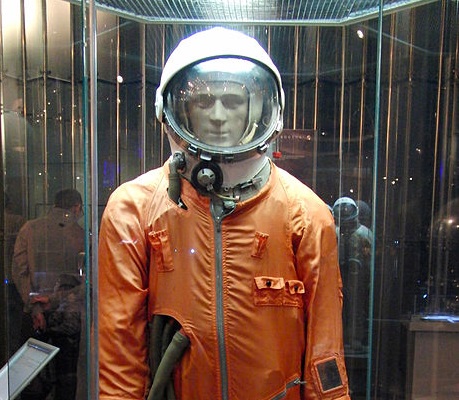 Já ouviu falar do traje espacial SK? Provavelmente não. Já o nome do russo Yuri Gagarin, o primeiro homem que foi ao espaço, é bem mais conhecido. Foi com esse modelo que esse feito foi conquistado e a Terra, que ele fez questão de garantir que era azul, foi vista por um humano de outro ângulo.