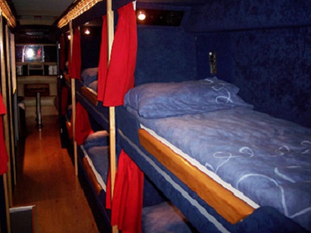 Já pensou em fazer uma viagem de ônibus deitado numa cama? Os veículos do tipo sleeper são muito comuns na Índia e na China, principalmente em viagens mais longas.