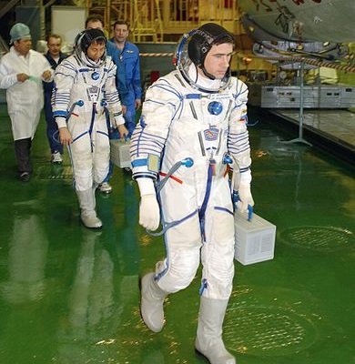 A primeira versão do traje espacial Sokol foi lançada em 1973. Quase 40 anos depois, esse modelo russo continua sendo útil na exploração do espaço. A função do Sokol é manter o usuário vivo no caso de uma despressurização não pretendida. Esse modelo não é usado para caminhadas espacias.