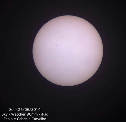 Acredite se quiser, mas com os filtros apropriados, é assim que o Sol aparece nas fotografias planetárias.