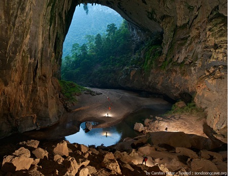 A Caverna Son Doong, no Vietnã, ganhou fama mundial depois de ser palco para fotos incríveis, como a mostrada nesta galeria. Descoberta em 1991, atualmente ocupa o posto de maior caverna do mundo. A Caverna Son Doong, no Vietnã, ganhou fama mundial depois de ser palco para fotos incríveis, como a mostrada nesta galeria. Descoberta em 1991, atualmente ocupa o posto de maior caverna do mundo.