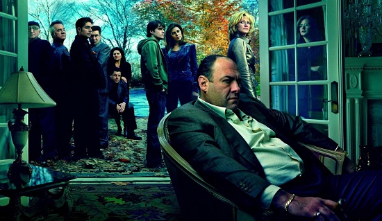 <i>Família Soprano</i> é uma série de TV norte-americana produzida pela HBO. A série mostra a complicada relação familiar de Tony Soprano, um mafioso que precisa de ajuda psicológica para lidar com os problemas pessoais e tocar o negócio da família.