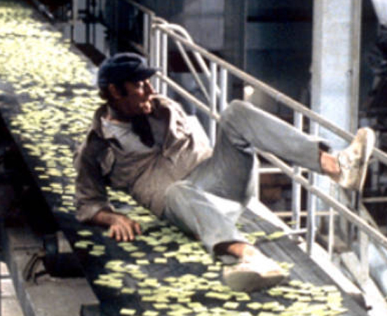No mundo de 2020 (Richard Fleischer, 1973) - Em 2022, o acesso à comida em Nova York é restrito, a não ser por tabletes verdes chamados Soylent Green. Quando o dono da empresa que produz o alimento morre, o detetive policial Robert Thorn começa a investigar o mistério por trás do assassinato - e acaba descobrindo mais sobre a comida mais popular do mundo. No mundo de 2020 (Richard Fleischer, 1973) - Em 2022, o acesso à comida em Nova York é restrito, a não ser por tabletes verdes chamados Soylent Green. Quando o dono da empresa que produz o alimento morre, o detetive policial Robert Thorn começa a investigar o mistério por trás do assassinato - e acaba descobrindo mais sobre a comida mais popular do mundo.