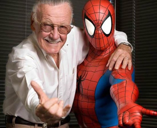 Stan Lee aproveita a folga para brincar de atirar teias com o Homem-Aranha.