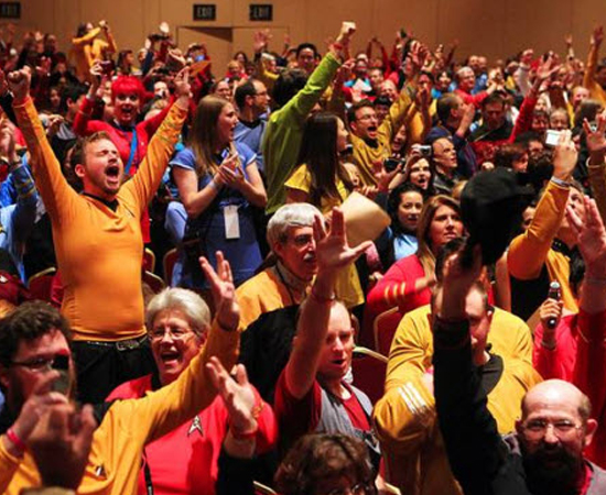 PÚBLICO-ALVO - A série original de Star Trek foi planejada para os jovens-adultos dos anos 1960. Para cativar o público, os roteiros dos episódios apresentavam discussões sobre temas contemporâneos, como direitos humanos, guerra, feminismo, tecnologia e imperialismo. PÚBLICO-ALVO - A série original de Star Trek foi planejada para os jovens-adultos dos anos 1960. Para cativar o público, os roteiros dos episódios apresentavam discussões sobre temas contemporâneos, como direitos humanos, guerra, feminismo, tecnologia e imperialismo.