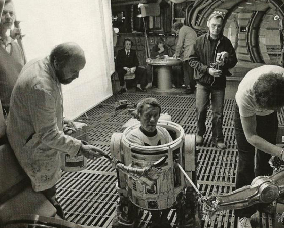 Kenny Baker, o ator que ficava dentro do robô R2-D2